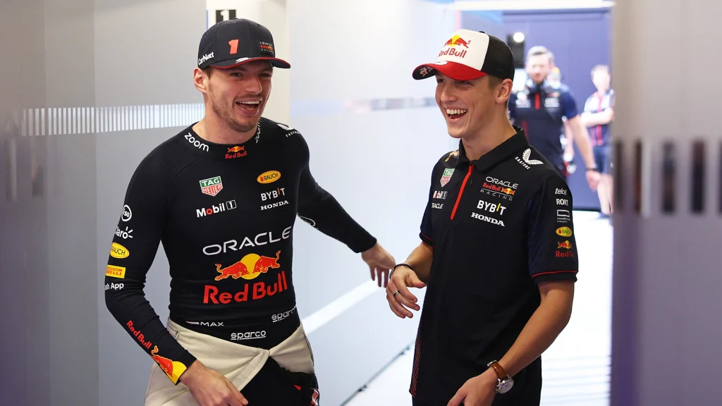 Max Verstappen i Liam Lawson fotografirani dok se smiju u razgovoru.