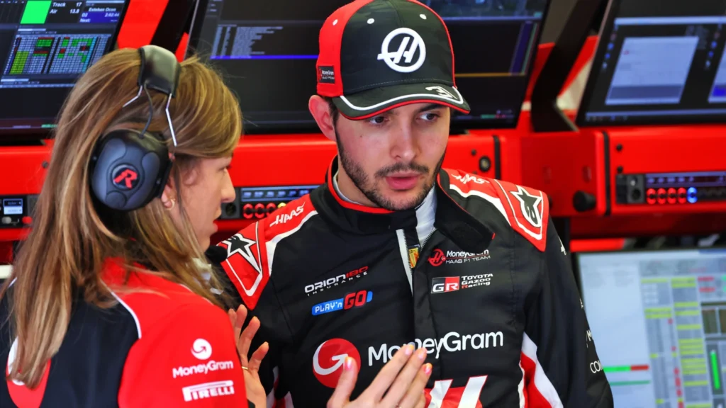 (L to R): Laura Mueller (GER) Haas F1 Team Race Engineer with Esteban Ocon (FRA) Haas F1 Team. 27.02.2025. Formula 1 Testing, Sakhir, Bahrain, Day Two